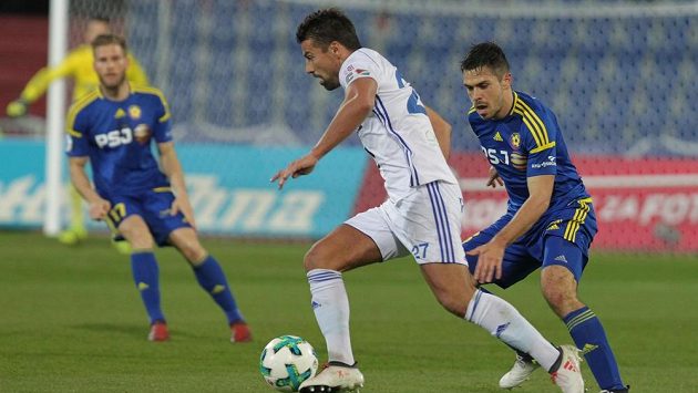Milan Baroš z Baníku Ostrava s míčem, za ním Petr Buchta z Jihlavy. Milan Baroš z Baníku Ostrava s míčem, za ním Petr Buchta z Jihlavy.