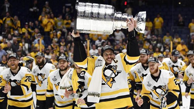 Stanley Cup ovládli hokejisté Pittsburghu Penguins. Cennou trofej vybojovali po výhře 2:0 na ledě Nashvillu Predators a náramně si to užívali. Trofej drží nad hlavou kapitán Tučňáků Sidney Crosby (87). Stanley Cup ovládli hokejisté Pittsburghu Penguins. Cennou trofej vybojovali po výhře 2:0 na ledě Nashvillu Predators a náramně si to užívali. Trofej drží nad hlavou kapitán Tučňáků Sidney Crosby (87).