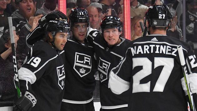 Hokejisté Los Angeles Kings Tyler Toffoli (73), Alex Iafallo a Alex Martinez (27) během utkání s Calgary. Hokejisté Los Angeles Kings Tyler Toffoli (73), Alex Iafallo a Alex Martinez (27) během utkání s Calgary.