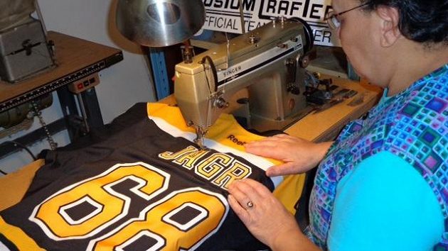 Šikovné ruce švadleny tvoří dres Bruins pro Jaromíra Jágra. Šikovné ruce švadleny tvoří dres Bruins pro Jaromíra Jágra.