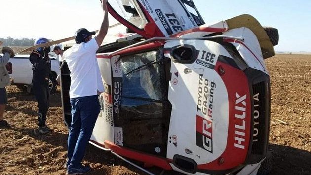 Fernando Alonso se při svém debutu v rallye převrátil. Fernando Alonso se při svém debutu v rallye převrátil.