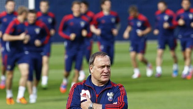 Kouč Dick Advocaat na tréninku ruské reprezentace v Polsku Kouč Dick Advocaat na tréninku ruské reprezentace v Polsku