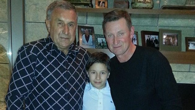 Jaroslav Pouzar (vlevo) se synem Járou a legendárním Waynem Gretzkým. Jaroslav Pouzar (vlevo) se synem Járou a legendárním Waynem Gretzkým.