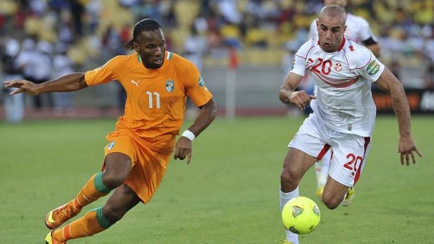 Útočník Pobřeží Slonoviny Didier Drogba (vlevo) a Aymen Abdennour z Tuniska Útočník Pobřeží Slonoviny Didier Drogba (vlevo) a Aymen Abdennour z Tuniska