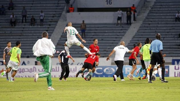 Alžírský fotbalista Islam Slimani (s číslem 13) během kvalifikačního utkání o postup na Africký pohár národů brutálně skopl Mohameda El Mughrabiho z Libye. Alžírský fotbalista Islam Slimani (s číslem 13) během kvalifikačního utkání o postup na Africký pohár národů brutálně skopl Mohameda El Mughrabiho z Libye.