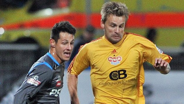 Fotbalisté Tomáš Kučera z Jihlavy (vlevo) a Zbyněk Pospěch z Dukly. Fotbalisté Tomáš Kučera z Jihlavy (vlevo) a Zbyněk Pospěch z Dukly.