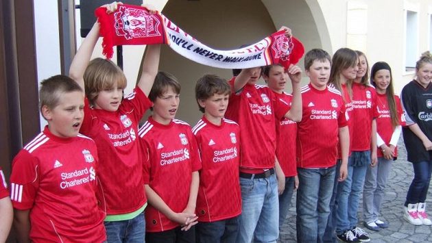 Školáci z Dolních Chaber zazpívali hymnu Liverpoolu "You´ll Never Walk Alone". Školáci z Dolních Chaber zazpívali hymnu Liverpoolu "You´ll Never Walk Alone".