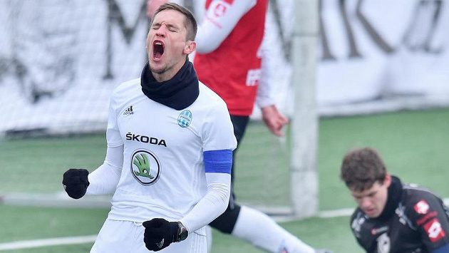 Lukáš Železník jako kapitán Mladé Boleslavi oslavuje svůj gól ve finále Tipsport ligy proti Pardubicím. Lukáš Železník jako kapitán Mladé Boleslavi oslavuje svůj gól ve finále Tipsport ligy proti Pardubicím.