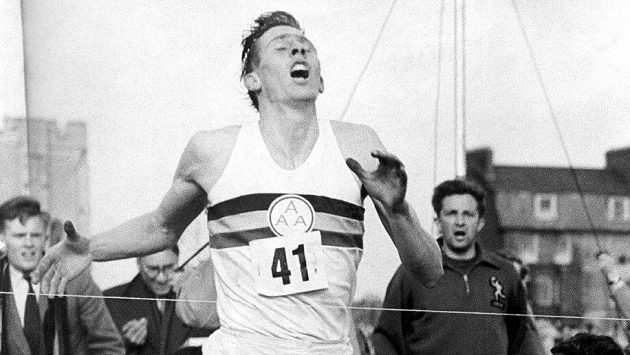 Roger Bannister na legendární fotografii z cíle svého úspěšného pokusu. Roger Bannister na legendární fotografii z cíle svého úspěšného pokusu.
