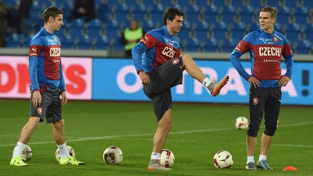 Kamil Vacek (uprostřed) na tréninku reprezentace mezi Ondřejem Zahustelem a Bořkem Dočkalem. Kamil Vacek (uprostřed) na tréninku reprezentace mezi Ondřejem Zahustelem a Bořkem Dočkalem.