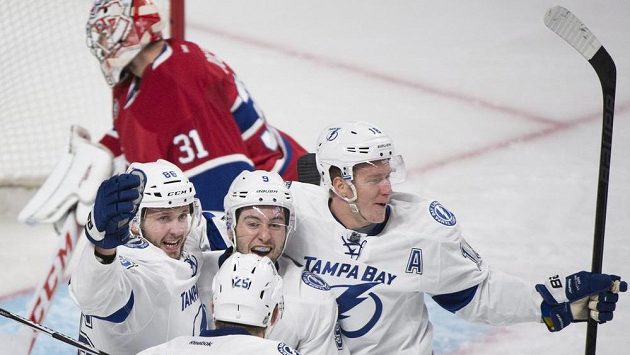 Druhý útok Tampy Bay se raduje z gólu proti Motrealu. Zleva Nikita Kučerov, Tyler Johnson a Ondřej Palát, před ními Matthew Carle a v pozadí zklamaný brankář Carey Price. Druhý útok Tampy Bay se raduje z gólu proti Motrealu. Zleva Nikita Kučerov, Tyler Johnson a Ondřej Palát, před ními Matthew Carle a v pozadí zklamaný brankář Carey Price.