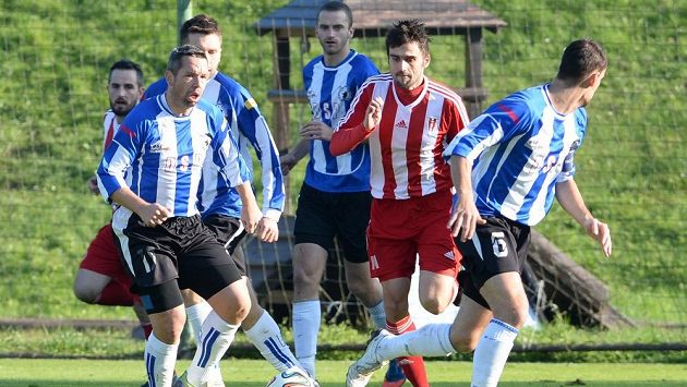 Plzeňský záložník Pavel Horváth (vlevo) nastoupil v úterý za třetiligové Domažlice. Plzeňský záložník Pavel Horváth (vlevo) nastoupil v úterý za třetiligové Domažlice.