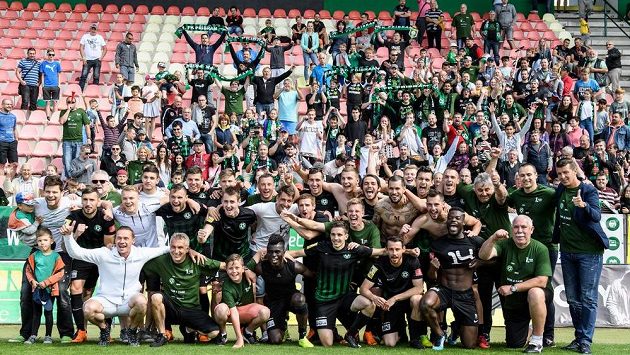 Fotbalisté Příbrami oslavují s fanoušky postup do první ligy. Fotbalisté Příbrami oslavují s fanoušky postup do první ligy.