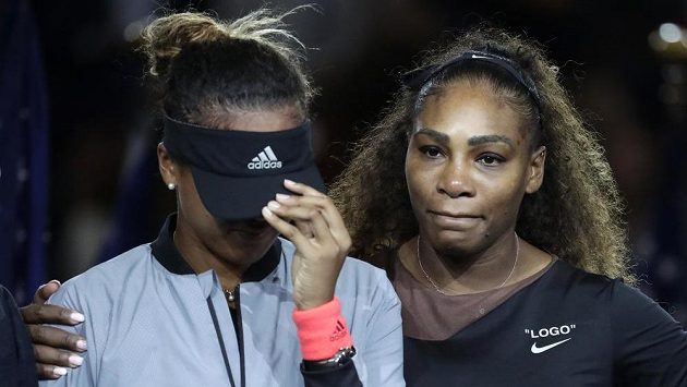 Serena Williamsová uklidňuje Naomi Ósakaovou. Serena Williamsová uklidňuje Naomi Ósakaovou.