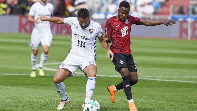 Milan Baroš (vlevo) z Baníku a Guélor Kanga ze Sparty. Milan Baroš (vlevo) z Baníku a Guélor Kanga ze Sparty.