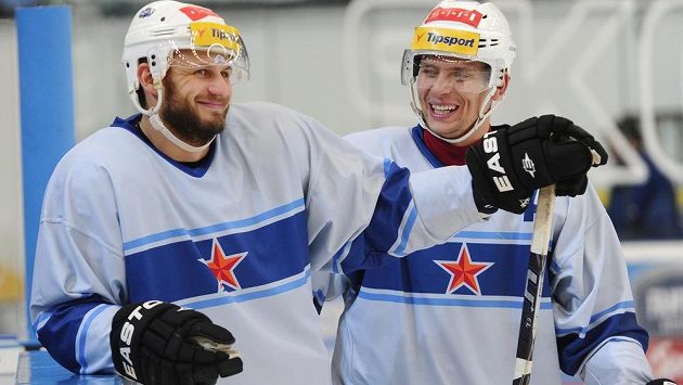 Útočníci Komety Pavel Brendl (vlevo) a Jan Hruška v retro dresech se znakem Rudé hvězdy. Útočníci Komety Pavel Brendl (vlevo) a Jan Hruška v retro dresech se znakem Rudé hvězdy.