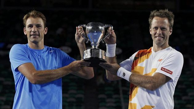 Polák Lukasz Kubot (vlevo) a Robert Lindstedt ze Švédska se radují s pohárem pro vítěze mužské čtyřhry na prvním grandslamu sezóny. Polák Lukasz Kubot (vlevo) a Robert Lindstedt ze Švédska se radují s pohárem pro vítěze mužské čtyřhry na prvním grandslamu sezóny.