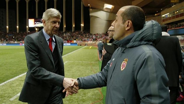 Trenér Arsenalu Arséne Wenger (vlevo) si podává ruku se svým protějškem z Monaka Leonardem Jardim. Trenér Arsenalu Arséne Wenger (vlevo) si podává ruku se svým protějškem z Monaka Leonardem Jardim.
