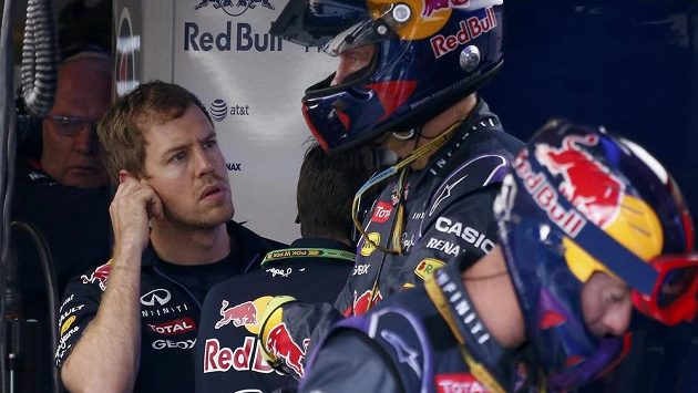 Sebastian Vettel při Velké ceně Austrálie, z níž musel předčasně odstoupit. Sebastian Vettel při Velké ceně Austrálie, z níž musel předčasně odstoupit.