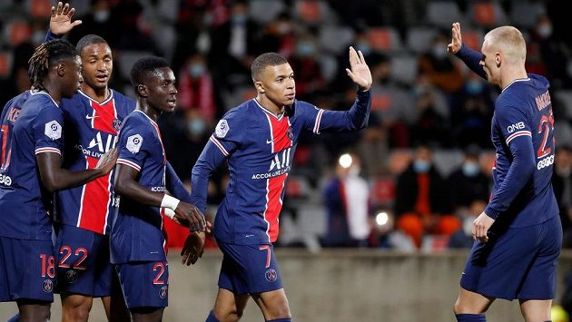 Kylian Mbappe (uprostřed) se raduje se spoluhráči z Paris St. Germain z gólu proti Nimes. Kylian Mbappe (uprostřed) se raduje se spoluhráči z Paris St. Germain z gólu proti Nimes.