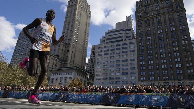 Keňský běžec Geoffrey Kamworor ovládl Newyorský maraton. Keňský běžec Geoffrey Kamworor ovládl Newyorský maraton.