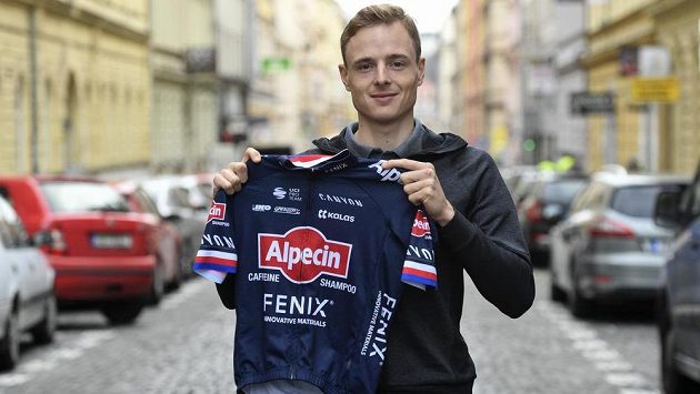 Silniční cyklista Petr Vakoč pózuje fotografům před začátkem. Silniční cyklista Petr Vakoč pózuje fotografům před začátkem.