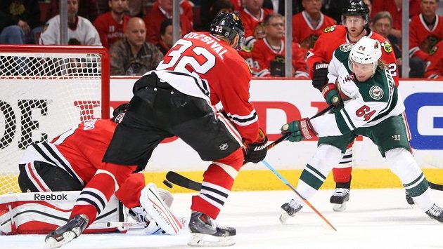 Český obránce Michal Rozsíval při obranném zákroku v utkání s Minnesotou. Český obránce Michal Rozsíval při obranném zákroku v utkání s Minnesotou.