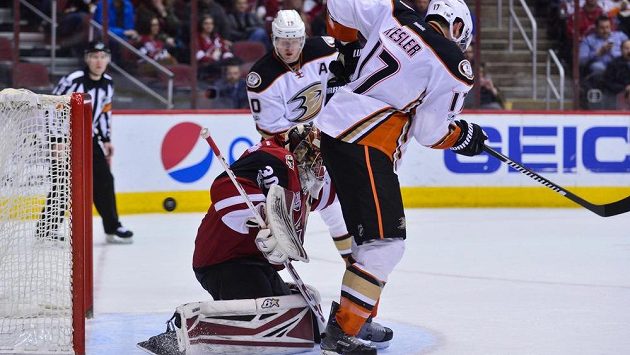 Ryan Getzlaf (není na snímku) z Anaheimu překonává Marka Langhamera (30) v bráně Arizony. Na snímku jsou dále Ryan Kesler (17) a Corey Perry (10). Ryan Getzlaf (není na snímku) z Anaheimu překonává Marka Langhamera (30) v bráně Arizony. Na snímku jsou dále Ryan Kesler (17) a Corey Perry (10).