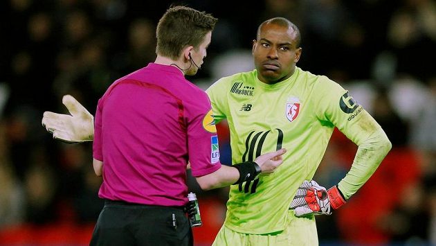 Gólman Lille Vincent Enyeama v diskuzi s rozhodčím - ilustrační foto. Gólman Lille Vincent Enyeama v diskuzi s rozhodčím - ilustrační foto.