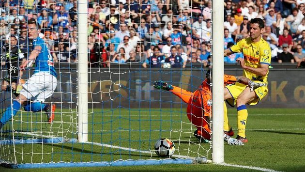 Arkadiusz Milik (zcela vlevo) střílí první gól fotbalistů Neapole v utkání s Veronou. Arkadiusz Milik (zcela vlevo) střílí první gól fotbalistů Neapole v utkání s Veronou.