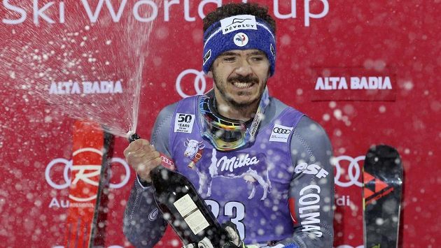 Francouzský lyžař Cyprien Sarrazin slaví senzační triumf v paralelním obřím slalomu Světového poháru v Alta Badii. Francouzský lyžař Cyprien Sarrazin slaví senzační triumf v paralelním obřím slalomu Světového poháru v Alta Badii.