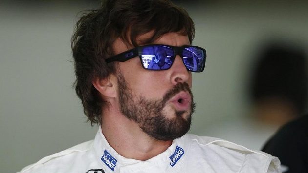 Fernando Alonso v garáži stáje McLaren na okruhu v Sepangu. Fernando Alonso v garáži stáje McLaren na okruhu v Sepangu.