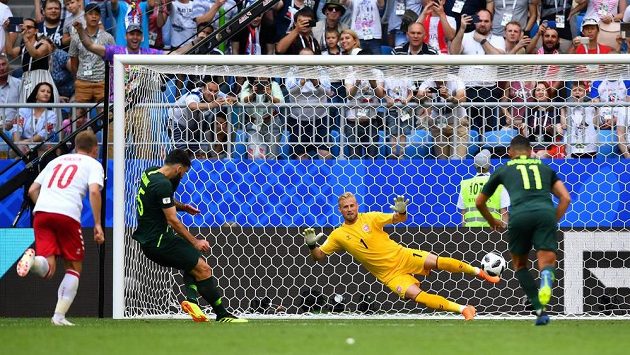 Australan Mile Jedinak (druhý zleva) z penalty proti Dánům vyrovnal. Australan Mile Jedinak (druhý zleva) z penalty proti Dánům vyrovnal.