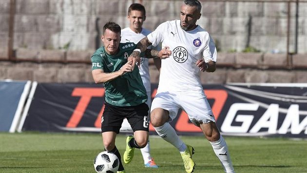 Jablonecký fotbalista Jan Sýkora v akci během úvodního utkání 2. předkola Evropské ligy s Pjunikem Jerevan. Jablonecký fotbalista Jan Sýkora v akci během úvodního utkání 2. předkola Evropské ligy s Pjunikem Jerevan.