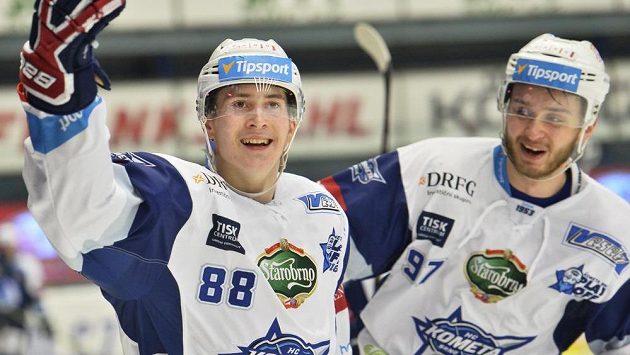 Zleva střelec Martin Nečas a Radim Zohorna slaví třetí branku Komety. Zleva střelec Martin Nečas a Radim Zohorna slaví třetí branku Komety.