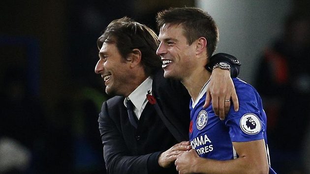Kouč Chelsea Antonio Conte a Cesar Azpilicueta po utkání s Evertonem. Kouč Chelsea Antonio Conte a Cesar Azpilicueta po utkání s Evertonem.