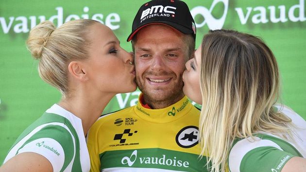 Nový lídr celkového pořadí závodu Kolem Švýcarska Ital Damiano Caruso z týmu BMC Racing si užíval polibků sličných hostesek. Nový lídr celkového pořadí závodu Kolem Švýcarska Ital Damiano Caruso z týmu BMC Racing si užíval polibků sličných hostesek.