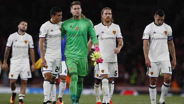 Zklamaný brankář Basileje Tomáš Vaclík opouští se spoluhráči trávník stadiónu Emirates Stadium po porážce s domácím Arsenalem. Zklamaný brankář Basileje Tomáš Vaclík opouští se spoluhráči trávník stadiónu Emirates Stadium po porážce s domácím Arsenalem.