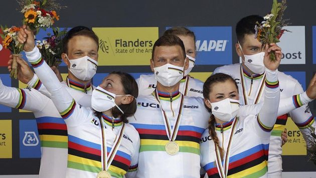 Tony Martin (uprostřed) slaví s německým smíšeným družstvem triumf na MS. Tony Martin (uprostřed) slaví s německým smíšeným družstvem triumf na MS.