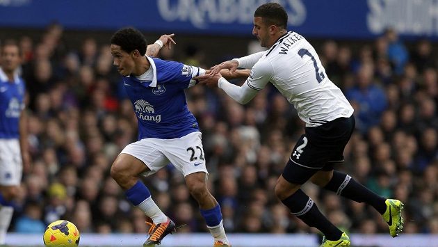 Evertonský Steven Pienaar (vlevo) v souboji s Kylem Walkerem Z Tottenhamu v duelu Premier League na stadiónu Goodison Park v Liverpoolu. Evertonský Steven Pienaar (vlevo) v souboji s Kylem Walkerem Z Tottenhamu v duelu Premier League na stadiónu Goodison Park v Liverpoolu.