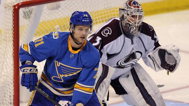 Český útočník Vladimír Sobotka (71) odehrál za St. Louis Blues první zápas a hned dal gól Coloradu. Český útočník Vladimír Sobotka (71) odehrál za St. Louis Blues první zápas a hned dal gól Coloradu.