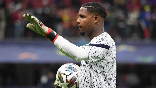 Brankářská jednička AC Milán Mike Maignan se podrobil operaci levého zápěstí. Brankářská jednička AC Milán Mike Maignan se podrobil operaci levého zápěstí.