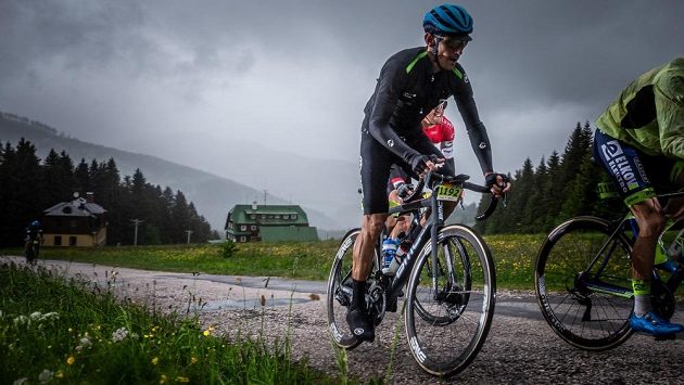 Roman Kreuziger na trase Krakonošova cyklomaratonu při stoupání na Pražskou boudu. Roman Kreuziger na trase Krakonošova cyklomaratonu při stoupání na Pražskou boudu.