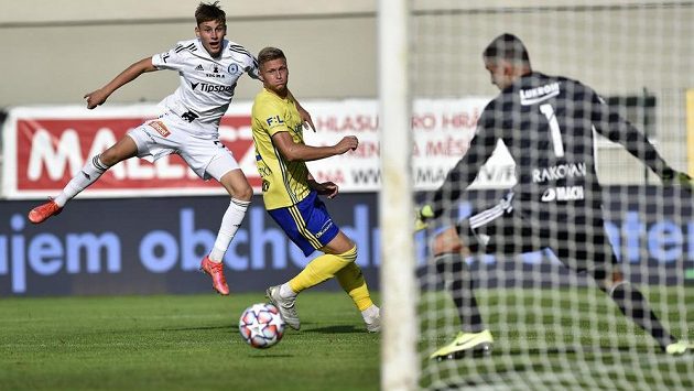 Zleva Kryštof Daněk z Olomouce, Václav Procházka ze Zlína a brankář Matej Rakovan ze Zlína. Zleva Kryštof Daněk z Olomouce, Václav Procházka ze Zlína a brankář Matej Rakovan ze Zlína.