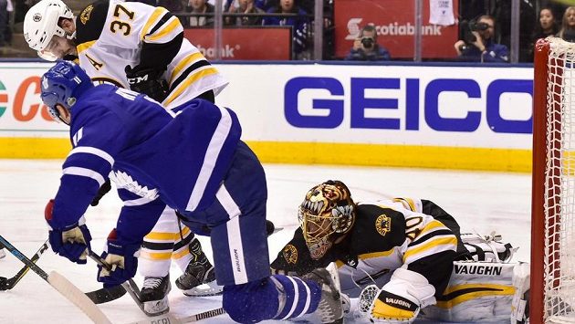 Bitva. Brankář Bostonu Tuukka Rask (40) v akci během utkání s Torontem v prvním kole play off NHL. Bitva. Brankář Bostonu Tuukka Rask (40) v akci během utkání s Torontem v prvním kole play off NHL.
