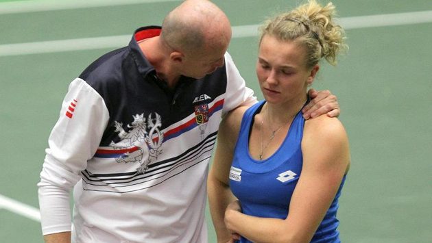Kateřina Siniaková a kapitán českého týmu Petr Pála po prohrané závěrečné čtyřhře. Kateřina Siniaková a kapitán českého týmu Petr Pála po prohrané závěrečné čtyřhře.