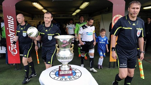 Asistent rozhodčího Josef Košec (vpravo) před utkáním Liberec - Plzeň, které loni rozhodlo o mistrovském titulu. Asistent rozhodčího Josef Košec (vpravo) před utkáním Liberec - Plzeň, které loni rozhodlo o mistrovském titulu.