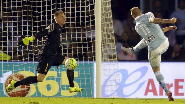 Útočník Celty Vigo John Guidetti (vpravo) střílí gól barcelonskému brankáři Ter Stegenovi. Útočník Celty Vigo John Guidetti (vpravo) střílí gól barcelonskému brankáři Ter Stegenovi.