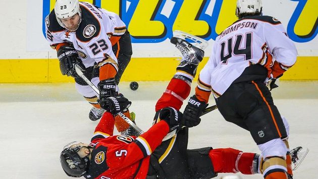 Francois Beauchemin (23) z Anaheimu sráží kapitána Calgary Marka Giordana. Francois Beauchemin (23) z Anaheimu sráží kapitána Calgary Marka Giordana.