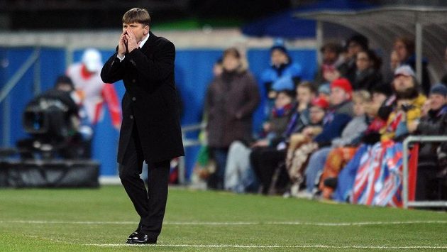 Trenér Viktorie Plzeň Dušan Uhrin během utkání Evropské ligy proti Šachtaru Doněck. Trenér Viktorie Plzeň Dušan Uhrin během utkání Evropské ligy proti Šachtaru Doněck.